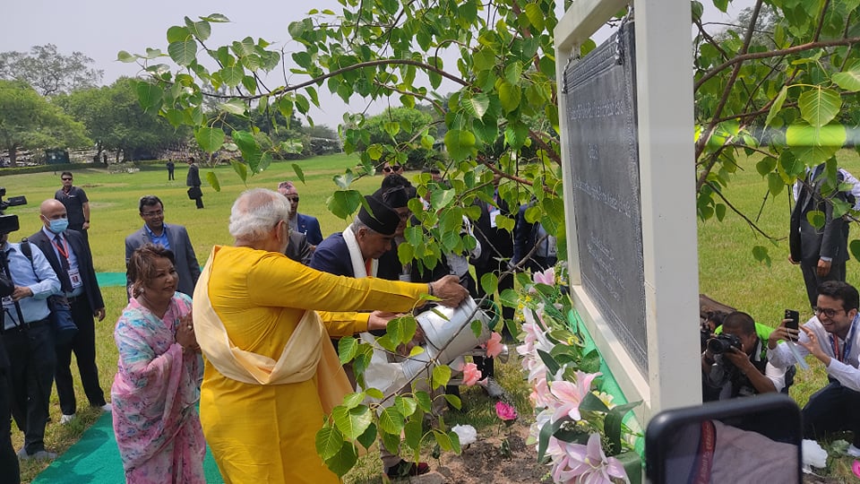 आफ्नोतर्फबाट रोप्न पठाएको बोधीवृक्षमा मोदीले गरे जल सिञ्चित